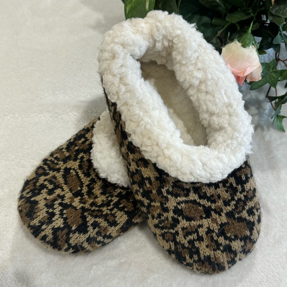 Fleece Lined Knit Leopard Print Slippers Women’s Size 10 GUC - Picture 6 of 7